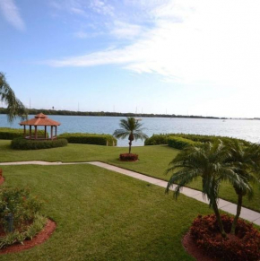 Bahia Bright and Sunny Lakeside Villa